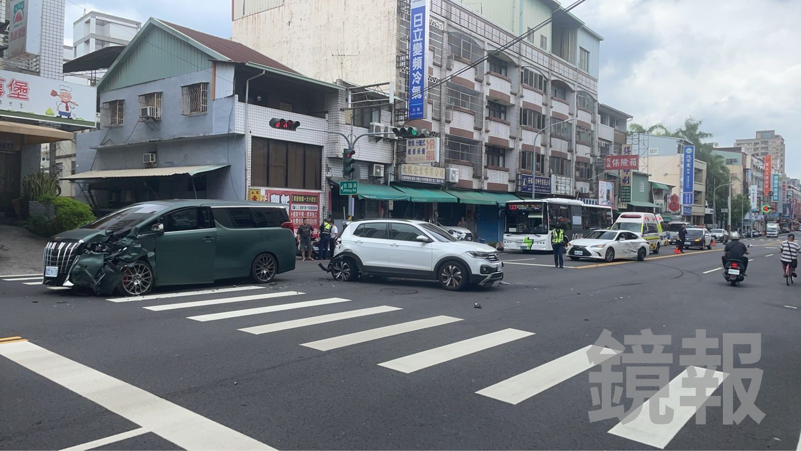 陳男駕駛灰色休旅車，追撞前方路口待轉的白色休旅車，還波及對向白色轎車，造成3名駕駛輕傷送醫。民眾提供