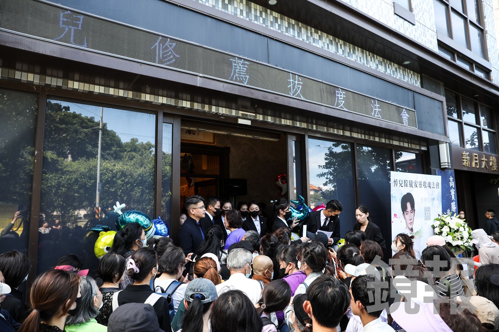 今法會現場吸引100粉絲到場，希望送偶像最後一程。鄒保祥攝