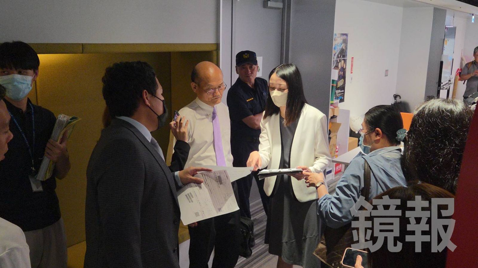 律師們在街口支付母公司討論查封內容。
