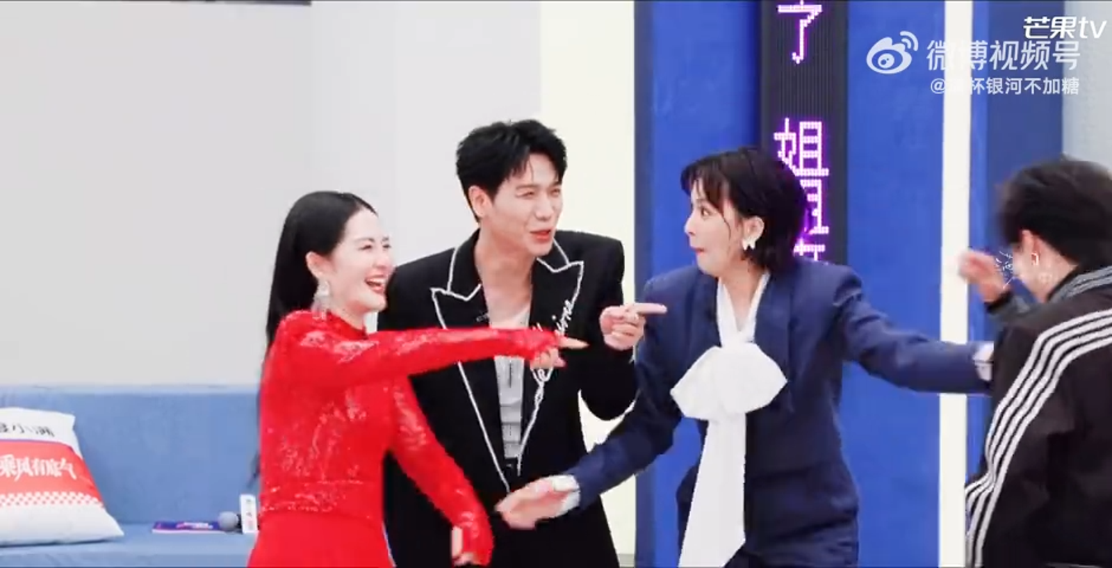 曾沛慈（右二）當場被嚇壞，緊張地直呼會罰錢。翻攝微博