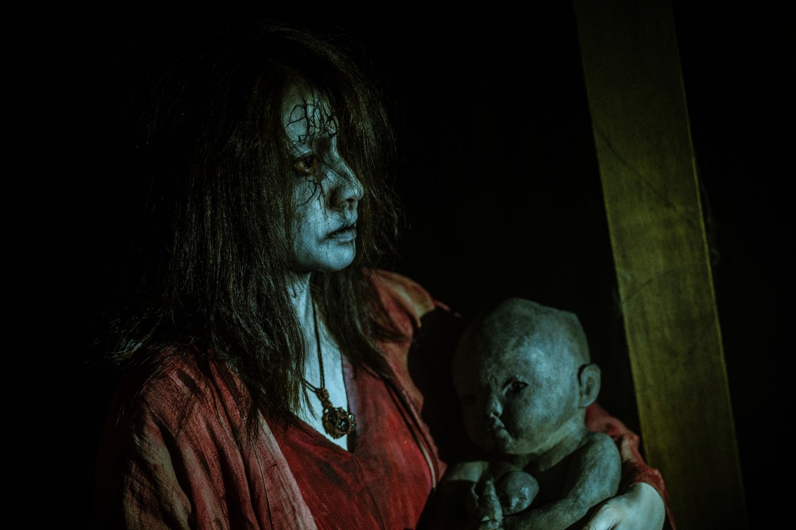 周采詩特化3小時，從女神變滿臉裂痕的驚悚女鬼。天予電影提供