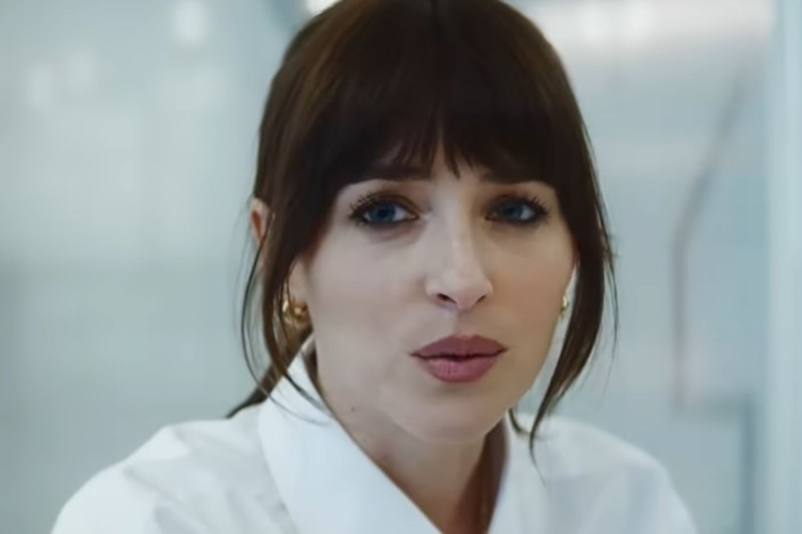 安海瑟薇(Anne Hathaway)與達珂塔強生(Dakota Johnson)在電影《不存在的罪人》中首度同台飆戲!索尼影業提供