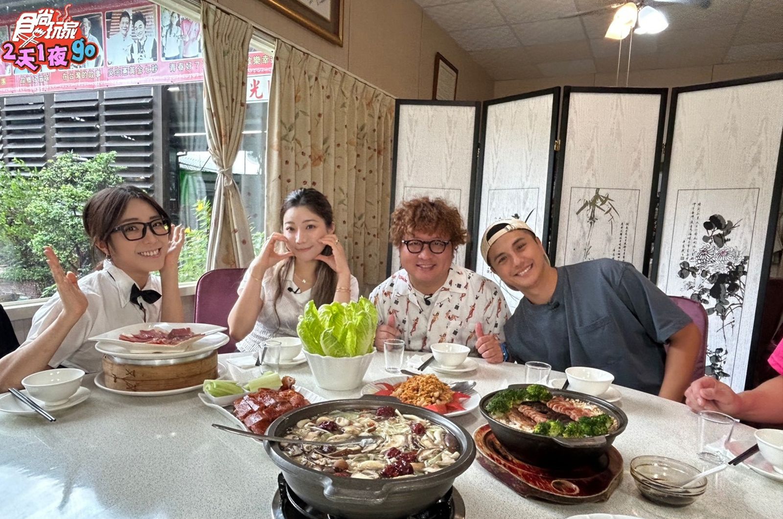 曾子余（右）和梁舒涵（左）為納豆和依依設計七夕浪漫行程。TVBS提供