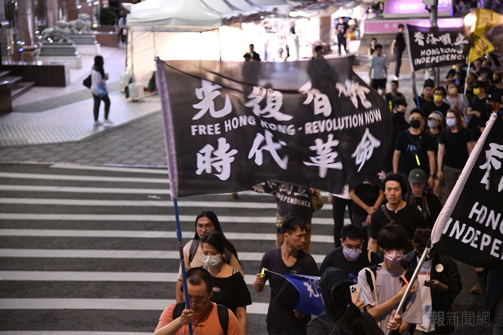 「光復香港、時代革命」的黑白大旗在風中飛揚。