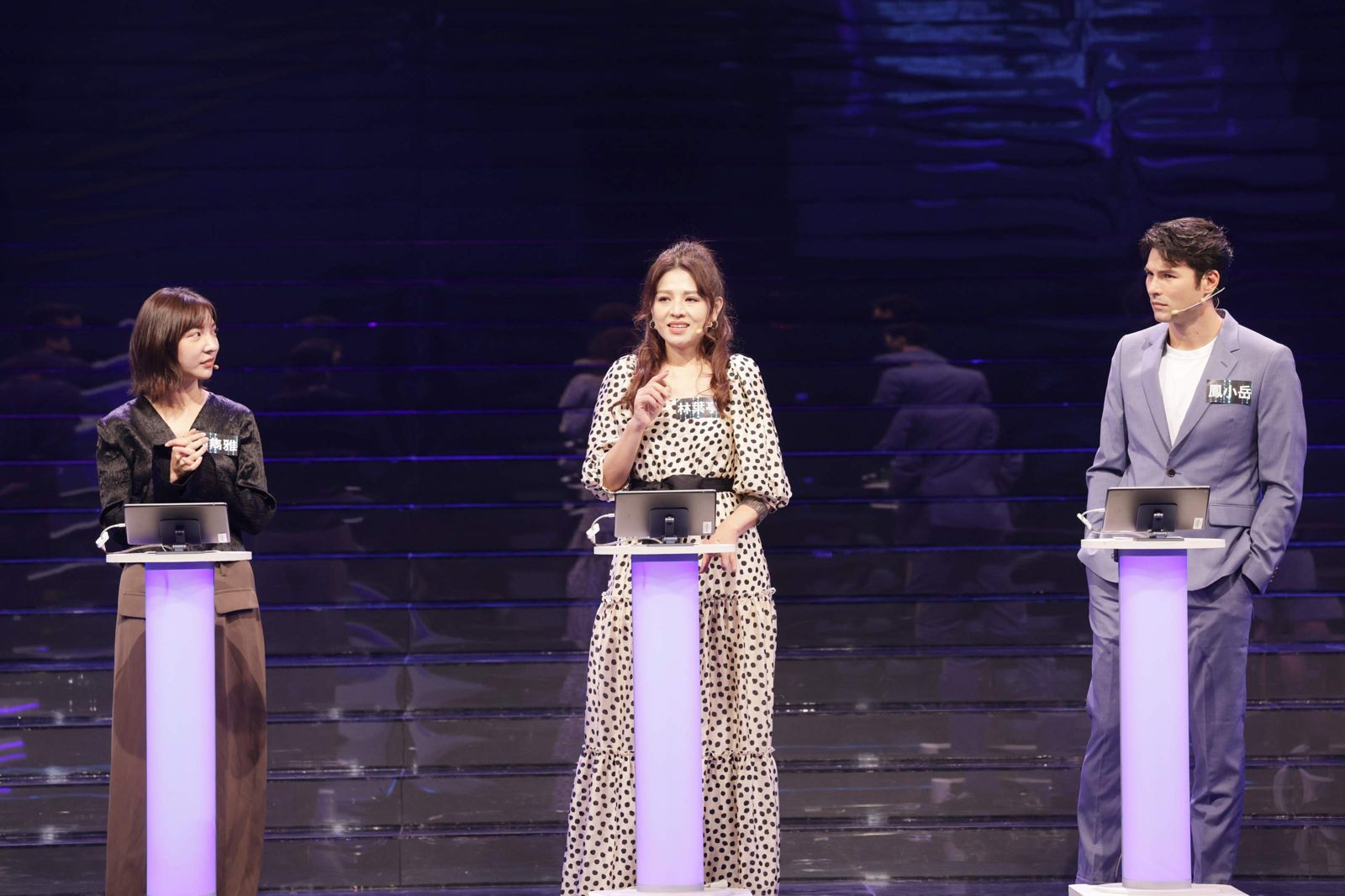 林葉亭（中）稱有日本研究 「穿紅內褲就旺？」科學根據，高雋雅（左）、鳳小岳（右）各自發表自己看法。公視提供