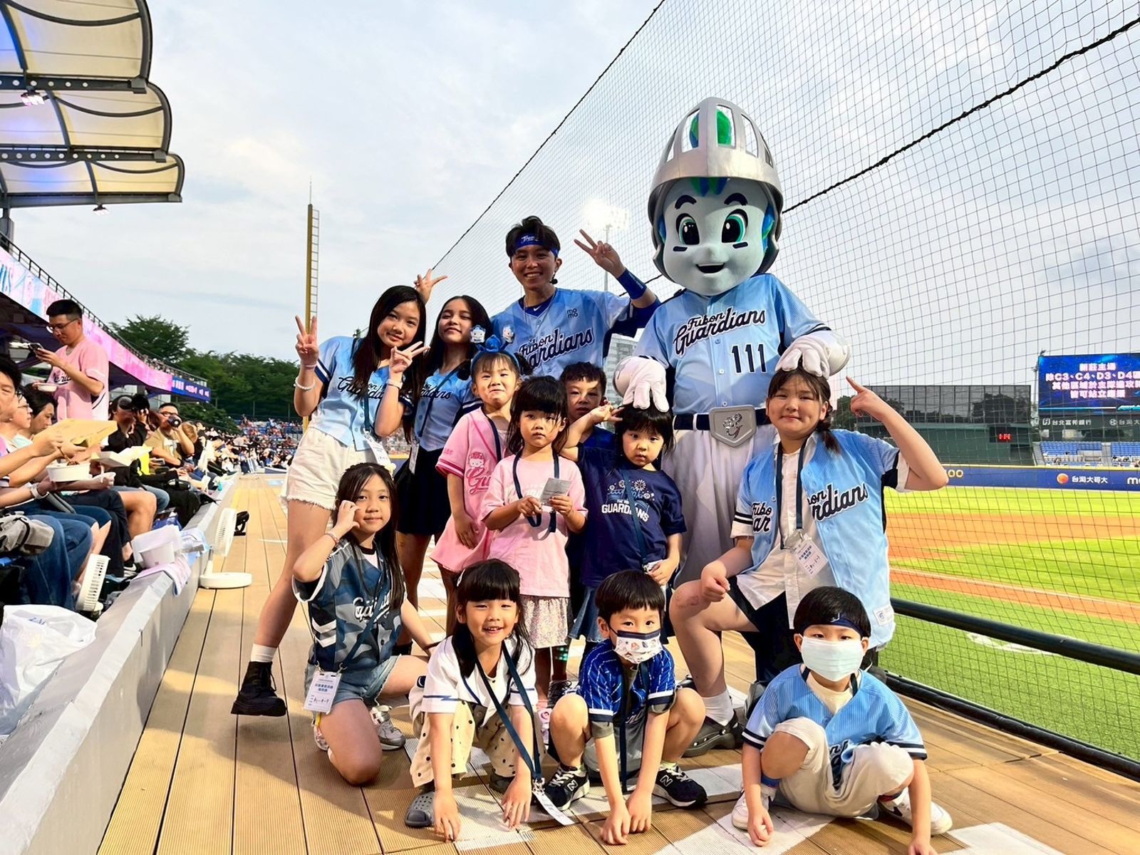 進場看球的觀眾類型相當多元。翻攝Fubon Guardians 富邦悍將棒球隊臉書