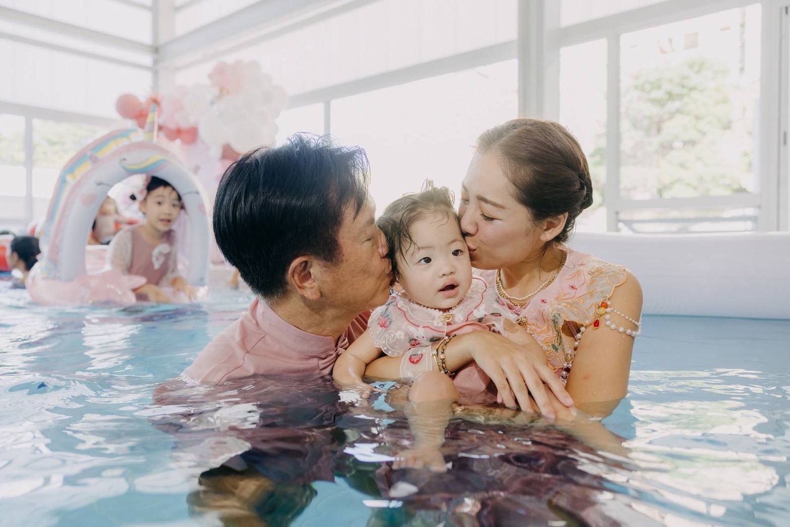 劉伊心辦「水上抓周派對」！4公尺粉紅氣球牆超奢華　愛女一口氣抓2寶物