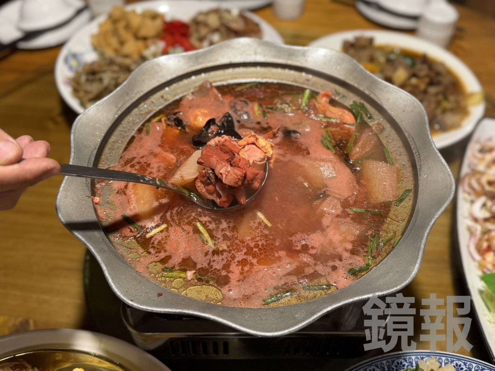 「紅糟雞湯」雞肉鮮嫩，湯汁充滿老酒的香氣和淺淺酸味。（無菜單料理菜色，每人350元）