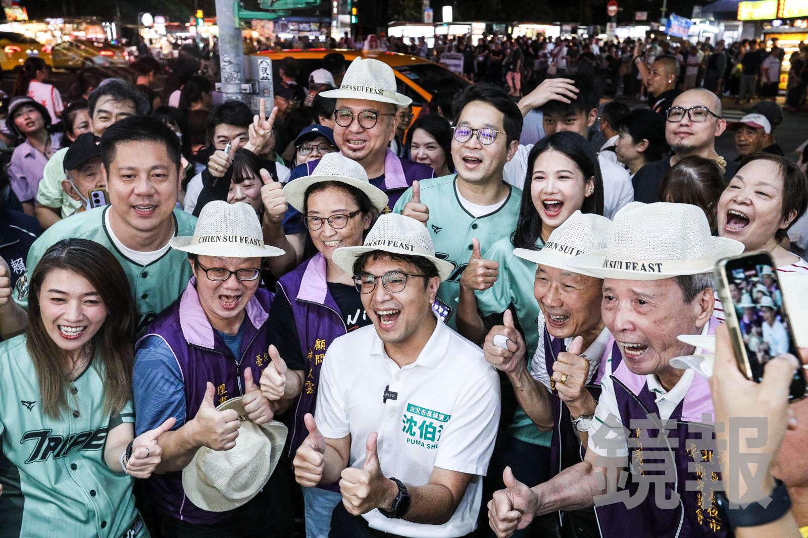 民進黨台北市長參選人沈伯洋與選區議員今晚前往寧夏夜市掃街。(圖/鄒保祥攝)