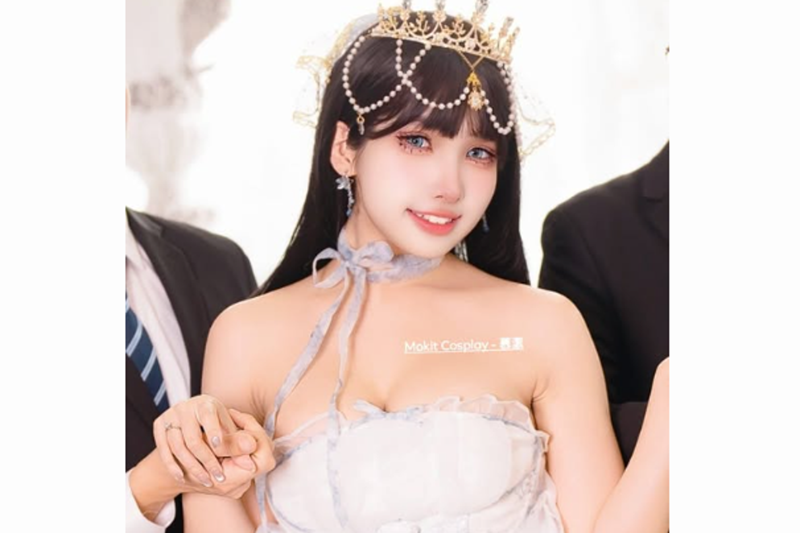 大尺度Coser張慕潔成人妻！曬「2位老公」3人牽手婚紗照：我很幸福