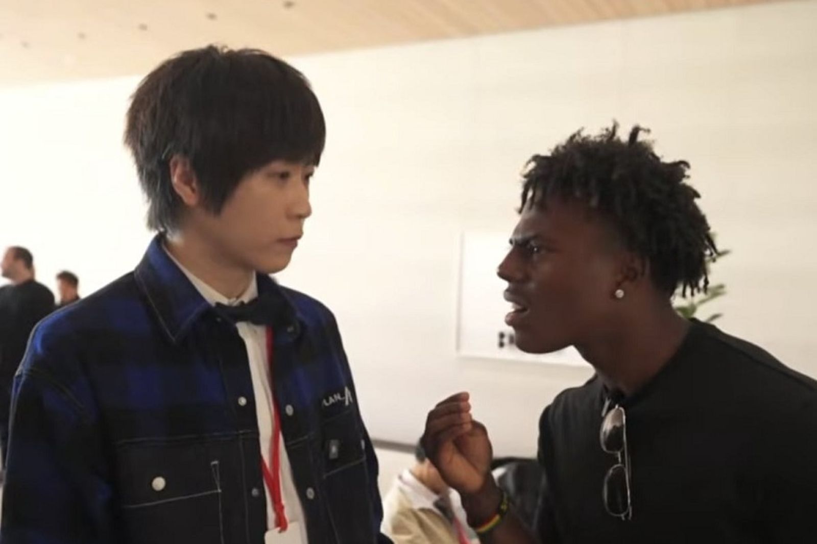 五月天阿信參加蘋果發表會 遭女公關刻意介紹「來自中國」!美網紅傻眼