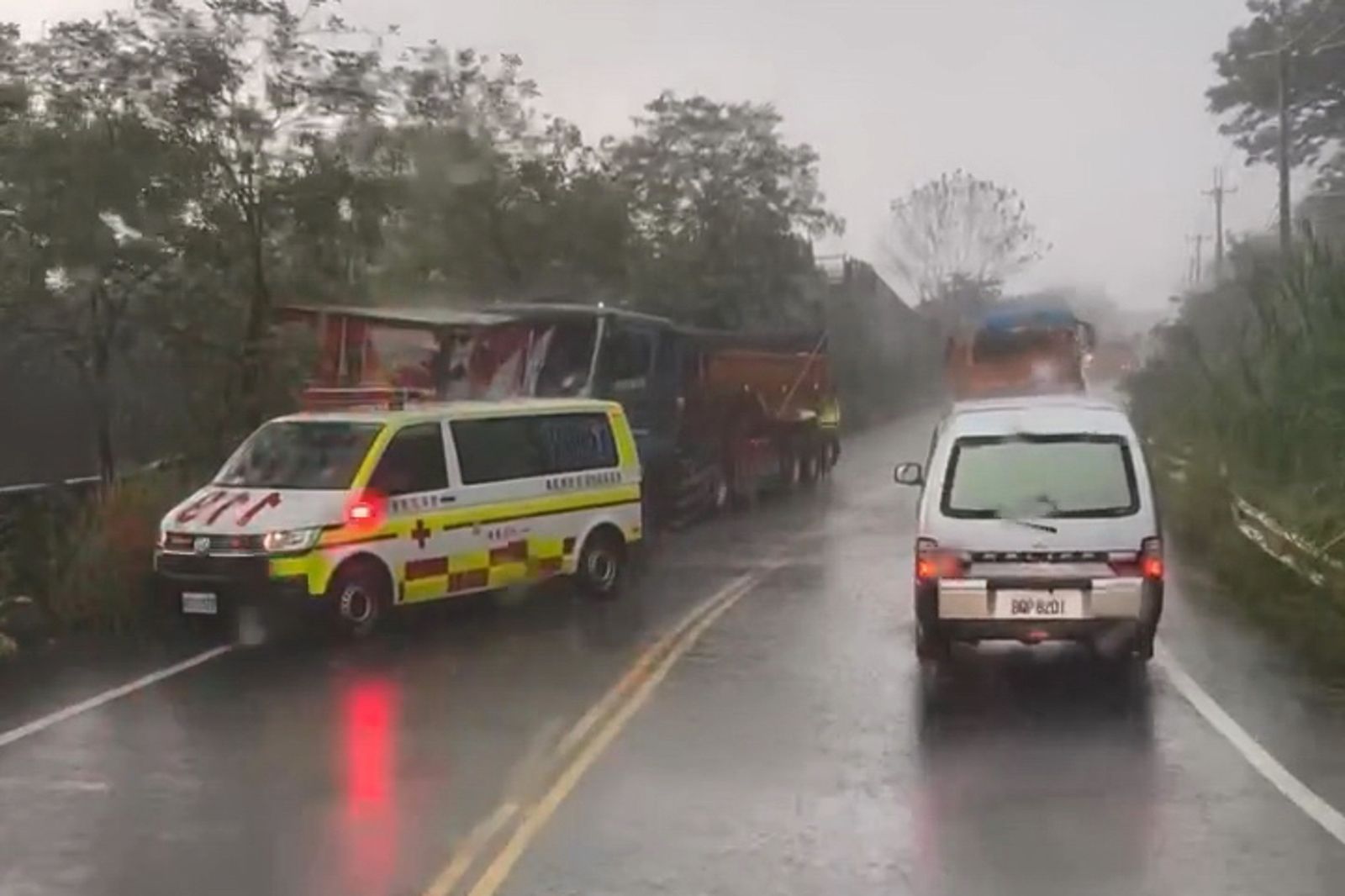 兩車在暴雨中發生對撞,救護人員趕到現場搶救傷患。民眾提供