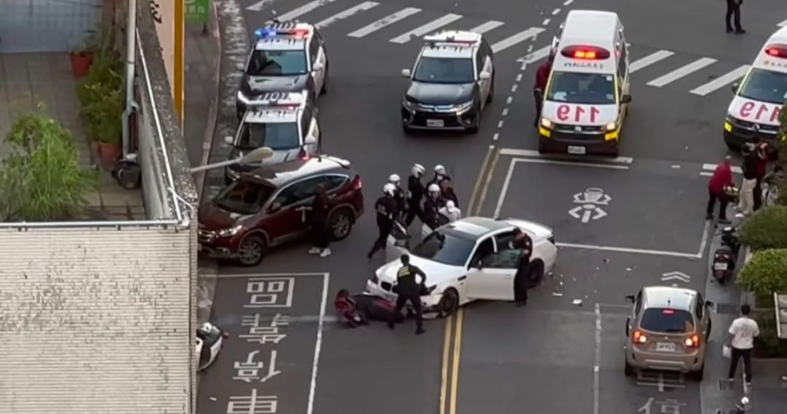 北市信義區爆警匪追逐！毒販暴衝逃逸撞5車　2騎士受傷送醫