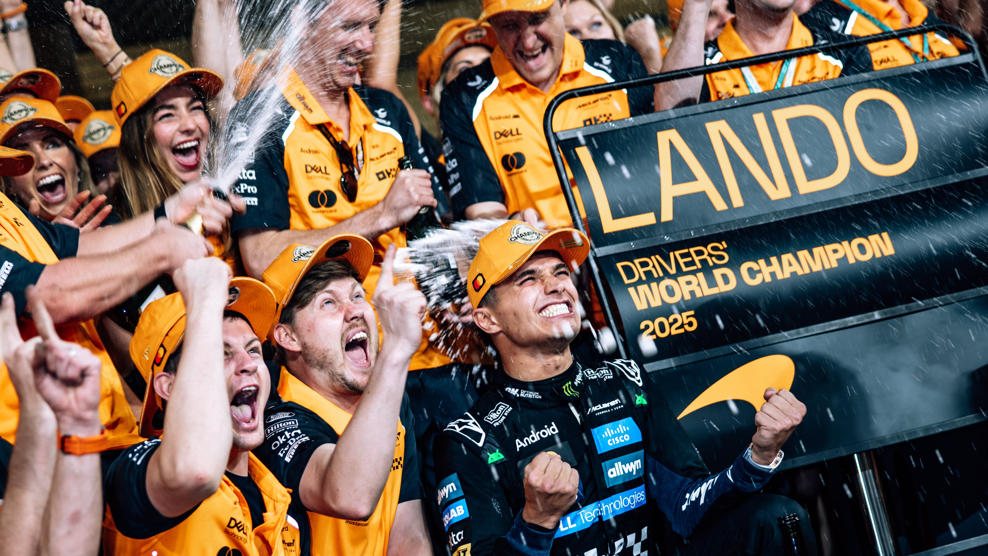 麥拉倫時隔17年重返榮耀！Norris阿布達比頂住壓力奪下F1世界冠軍