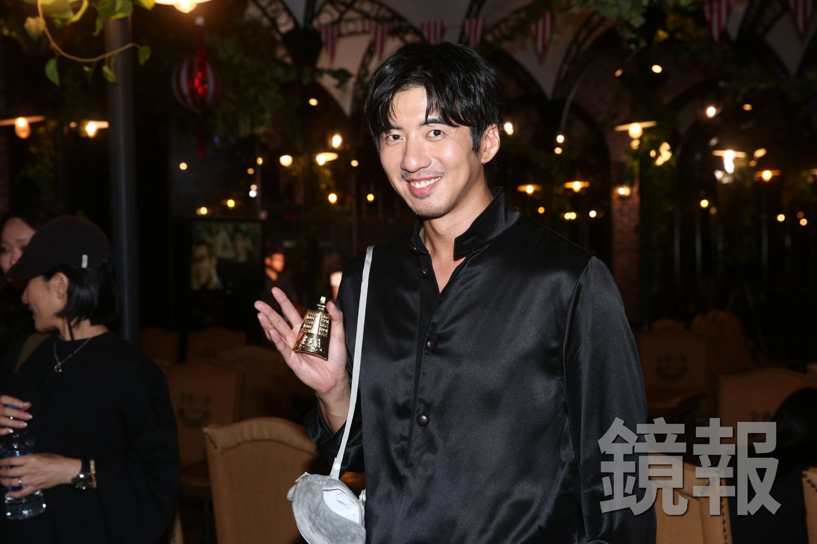 傅孟柏曝光他的金鐘幸運物。攝影李鍾泉