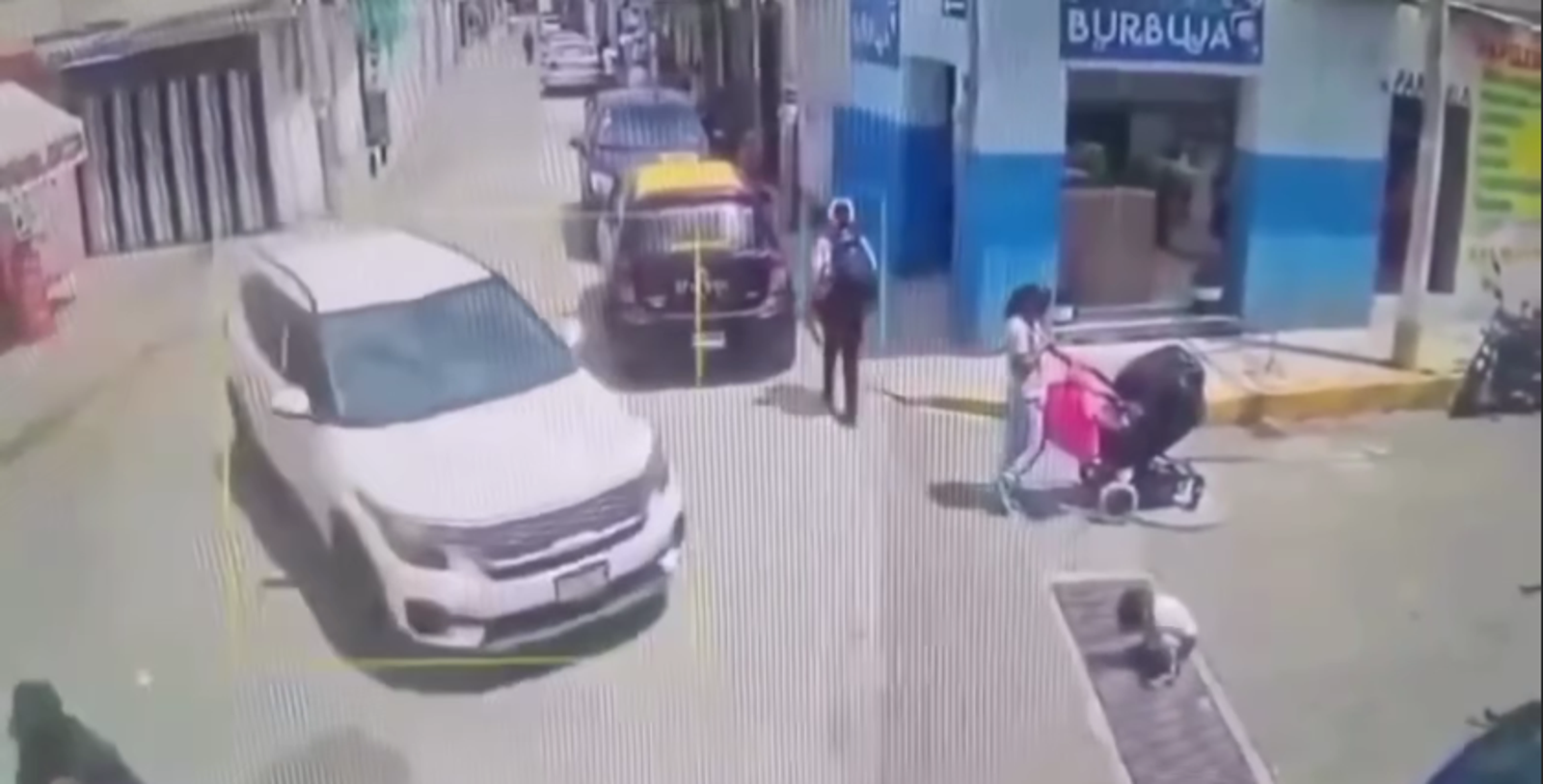 保持注意你的孩子！媽媽路口玩手機下秒孩子被車輾過　驚險畫面曝光