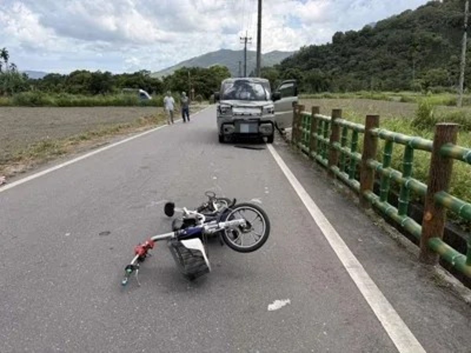 廂型車撞上兩名共乘電動輔助自行車。民眾提供