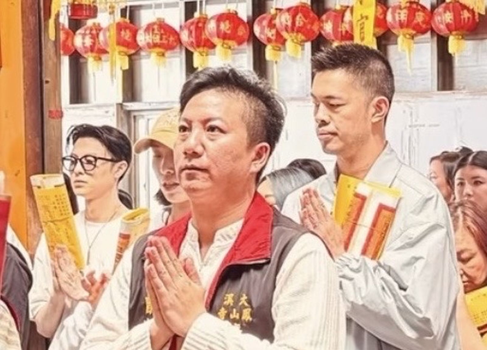 陳大天（右）、王子（左）現身宮廟團拜。翻攝大溪鳳山寺廣澤宮臉書