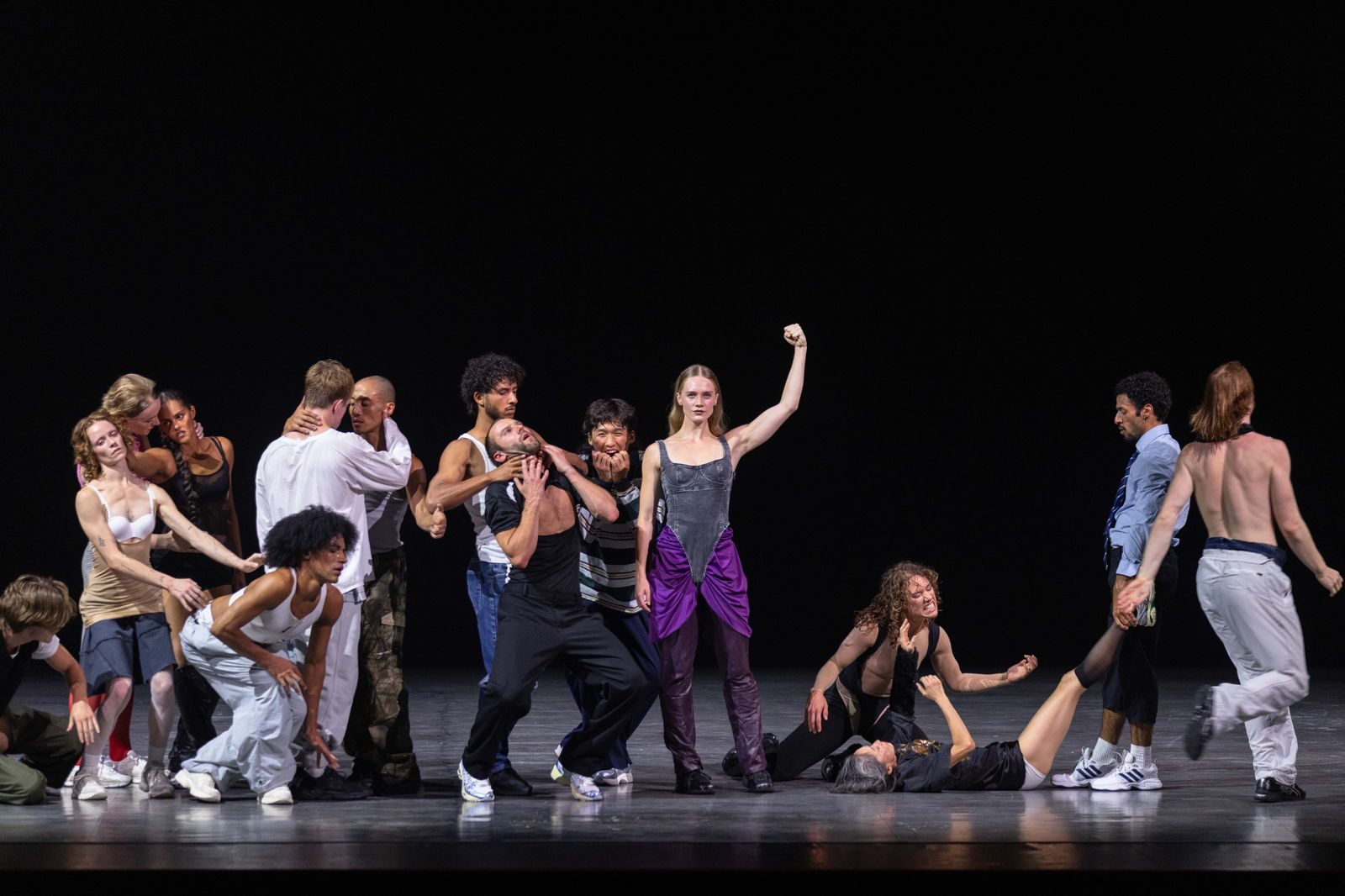 前衛編舞「狂徒」舞作首登台　《崩世光景》直擊手機「景觀」特權與社會崩壞

　