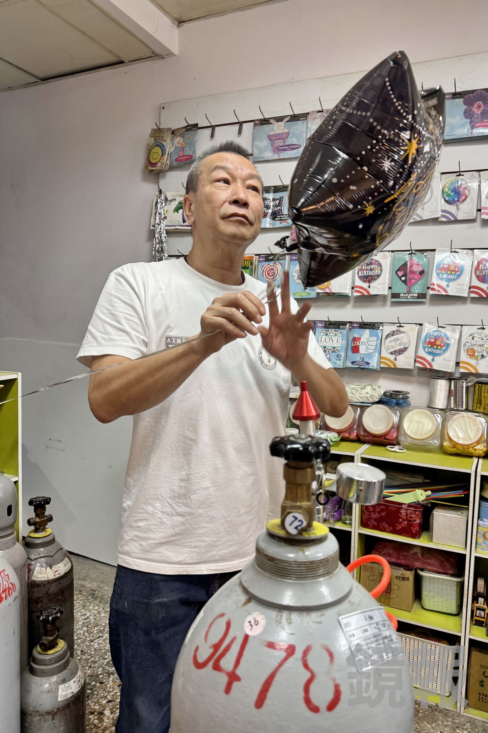 氦氣價格飆漲，供應短缺，氣球布置業者棒哥的生意受到衝擊，每填充一顆氣球，成本都增加不少。林建鋒攝