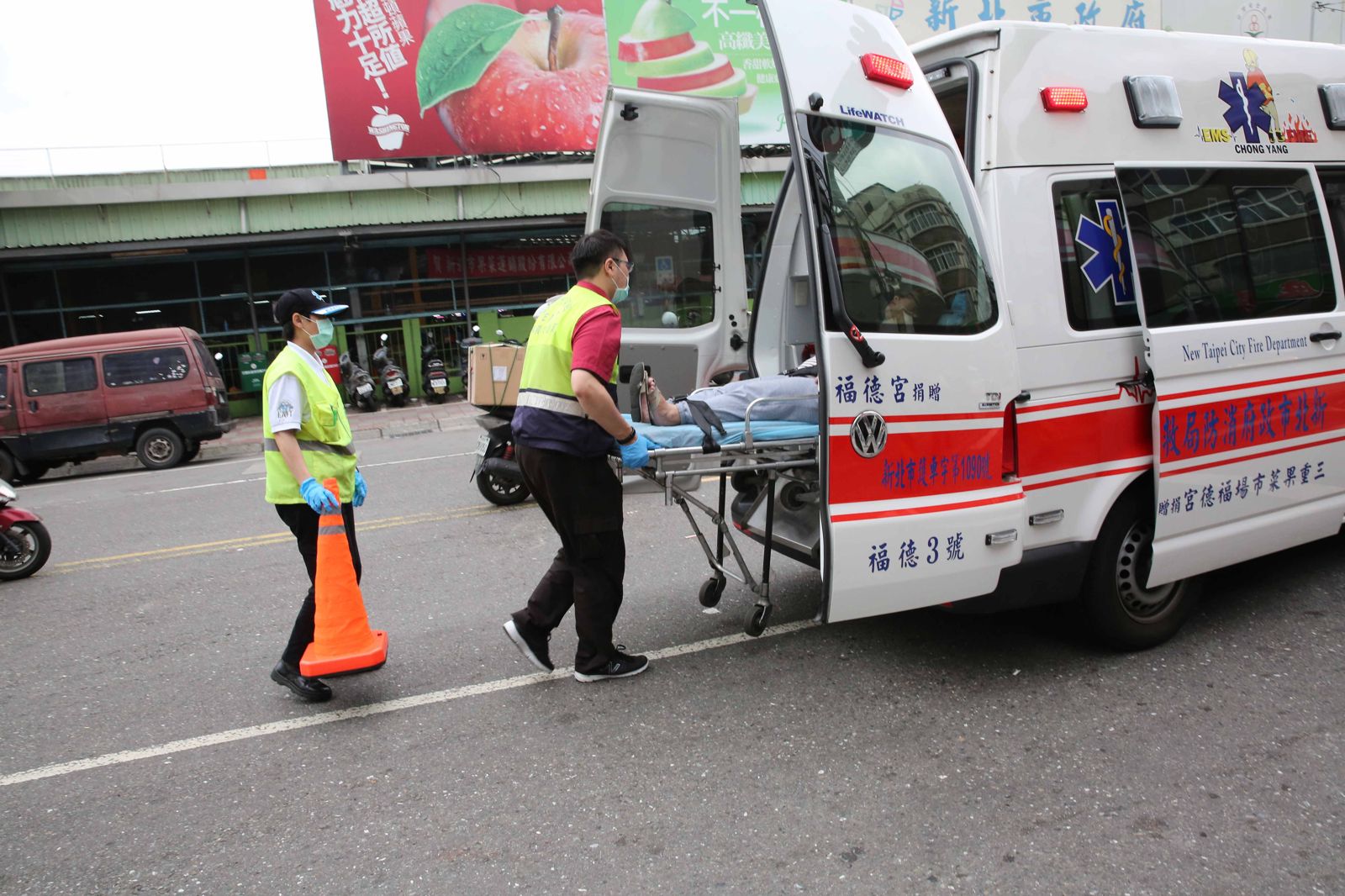 快訊/台電鐵塔「礙子」高空掉落 員工受訓遭砸頭重傷殉職