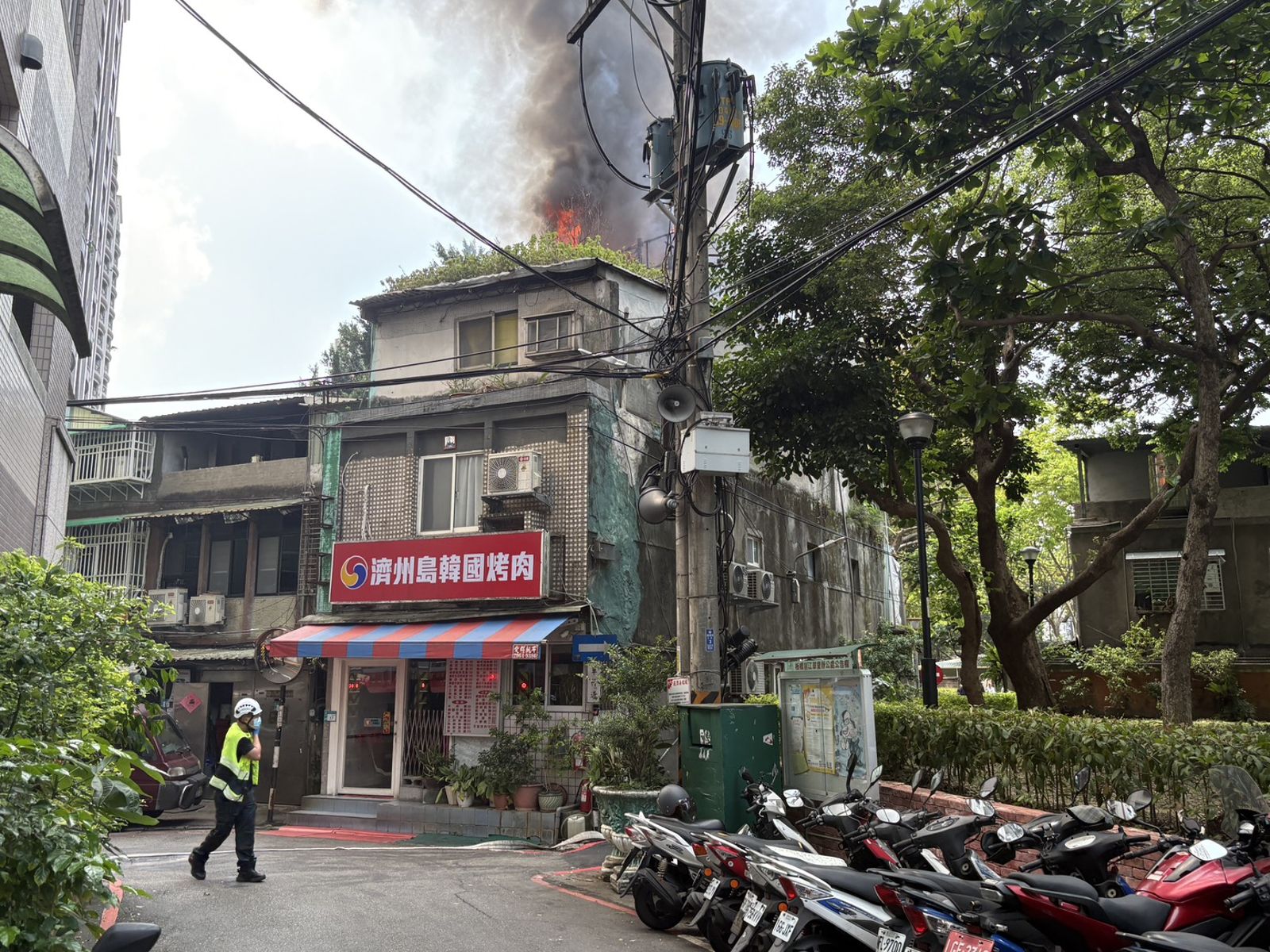 板橋民宅頂加傳火警　火煙竄天際場面驚心
