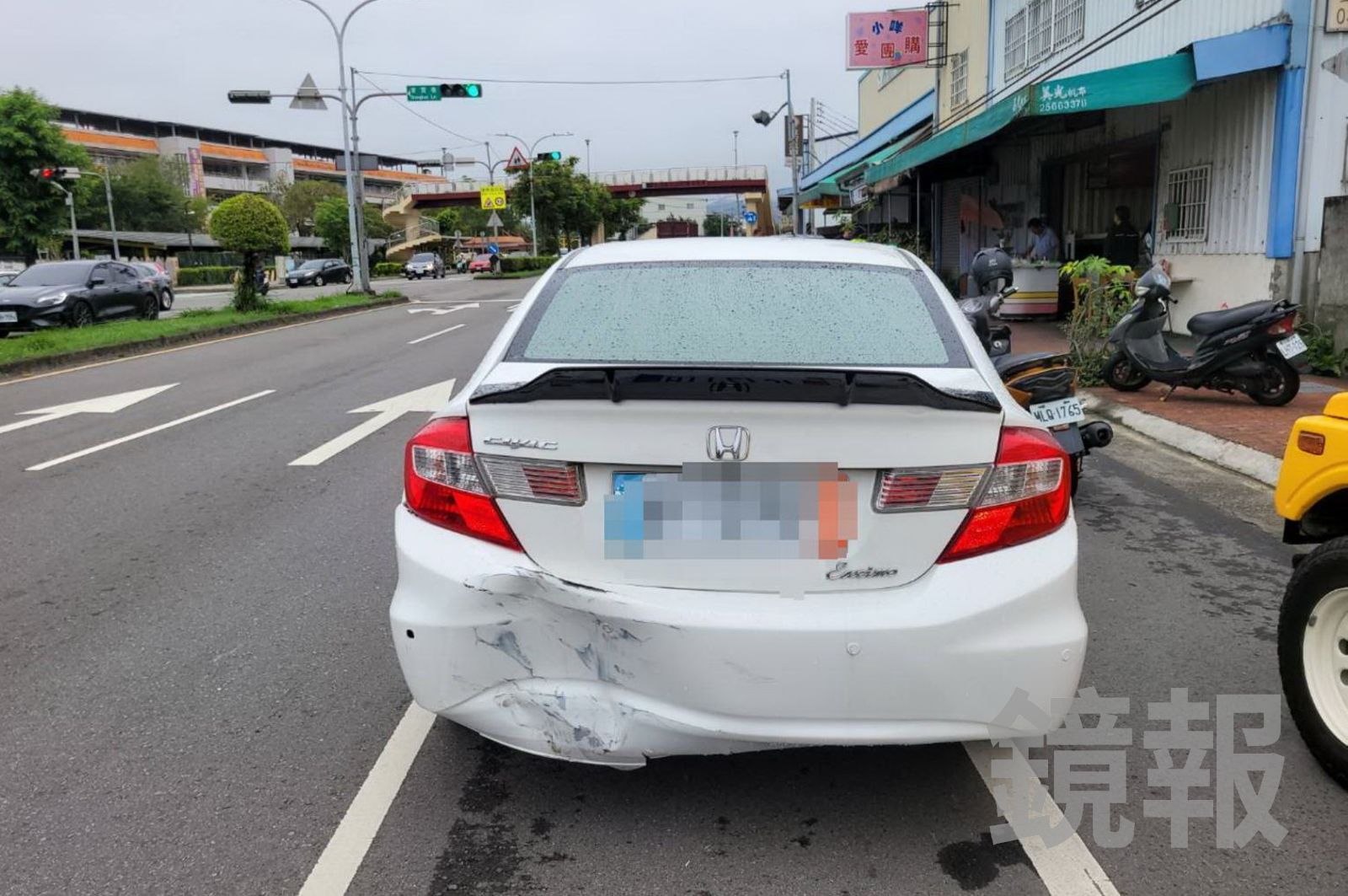 肇事轎車左後車尾留下明顯撞擊痕跡。民眾提供