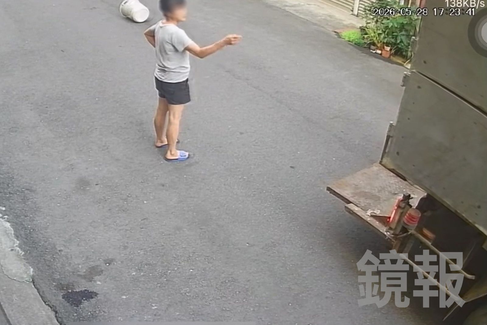 婦人差點被空桶砸傷,氣憤要求清潔隊員道歉,對方卻回嗆「有問題去找鄉長說」,讓她當場氣炸。畫面授權threads wu.yiyan