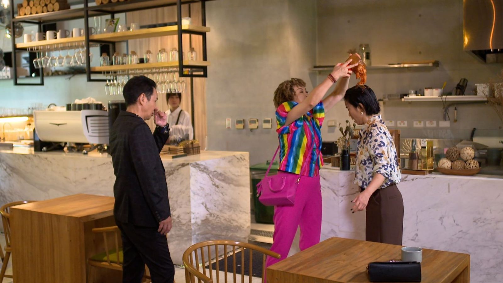 8點檔女星當「小三」報應來了!正宮氣到「泡菜倒頭」修理 狼狽笑喊:讓大家爽一下