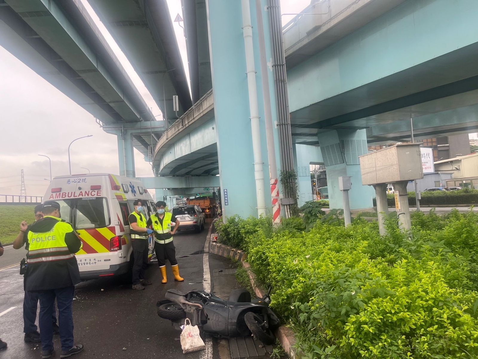 新北土城驚傳死亡車禍! 女騎士遭曳引車輾過當場死亡