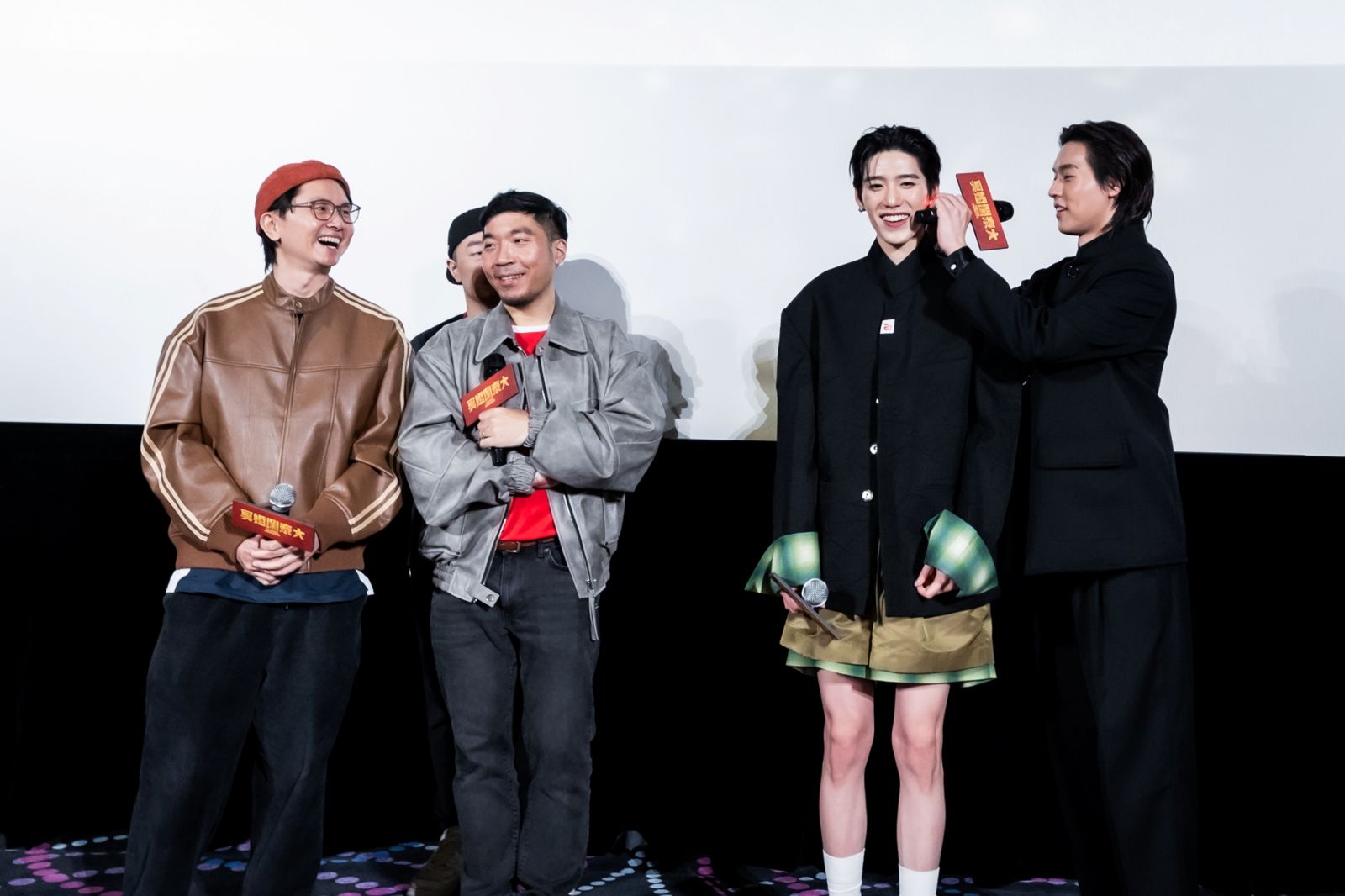 PP Krit(右2)特別準備發光紅色耳環，Billkin(右)貼心幫他操作。左起監製班莊及導演查揚諾。金盞花大影業提供