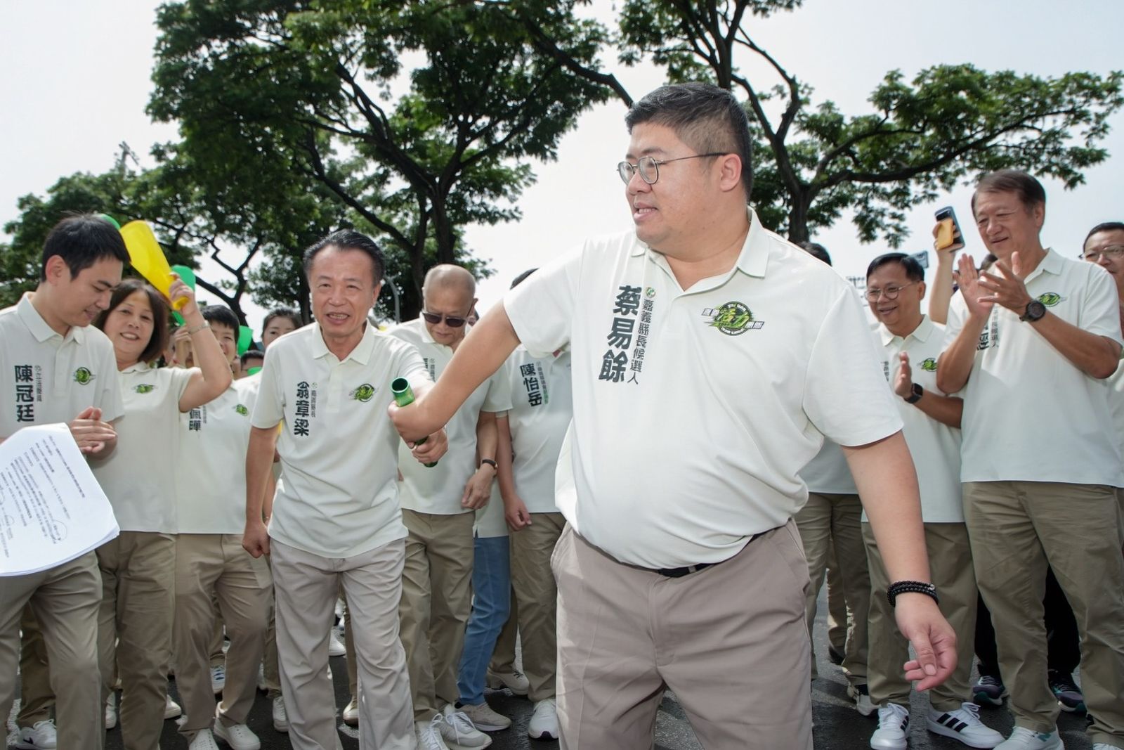 賴蔡掛名雙主委!翁章梁短跑50公尺「交棒」 蔡易餘今登記參選嘉義縣長
