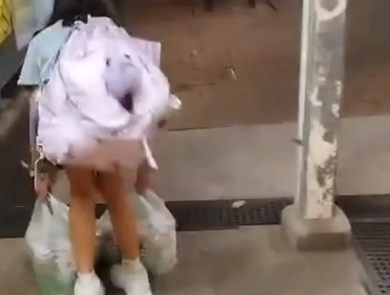 香港一名10歲女童遭父母要求扛20多瓶啤酒,遭質疑虐童。圖/翻攝畫面