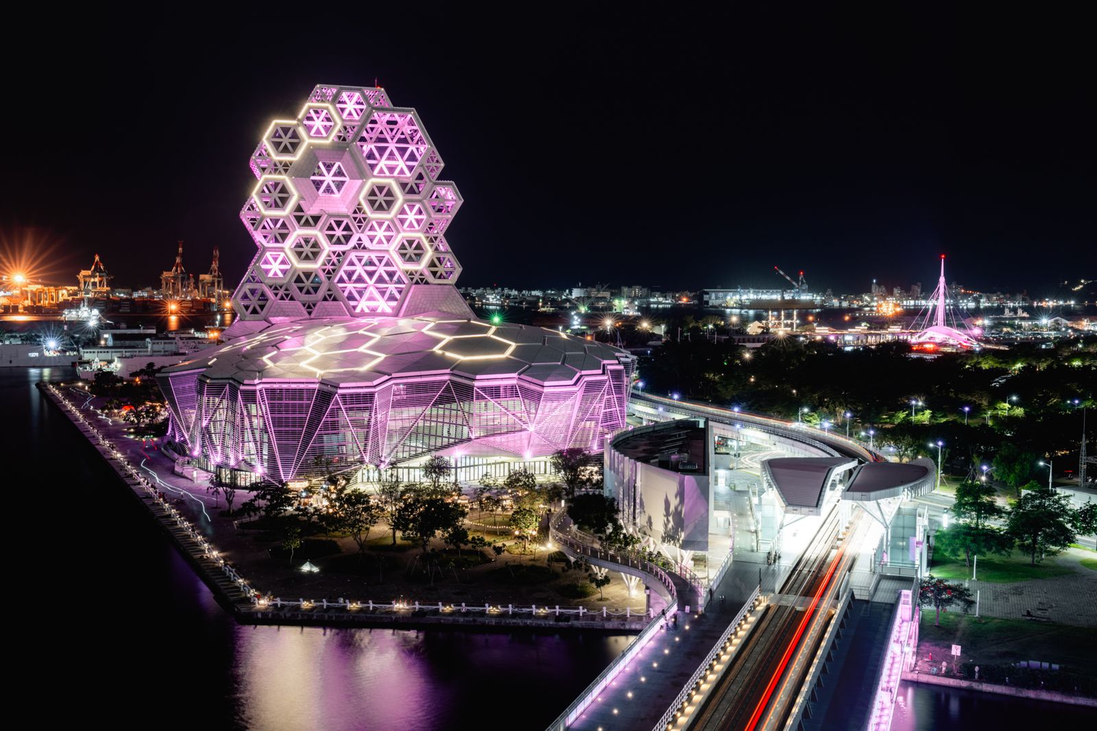 打上粉紅色系燈光的高雄流行音樂中心十分吸睛。Live Nation Taiwan提供