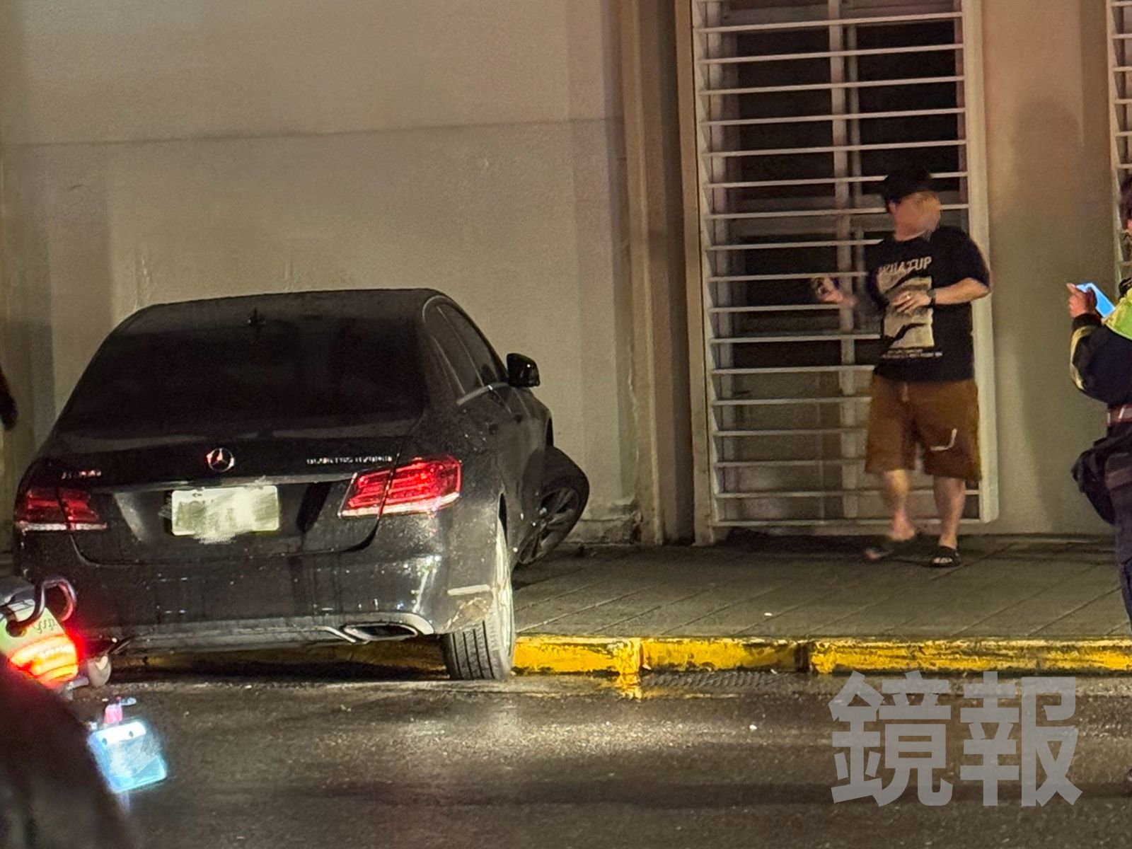 遭撞的賓士車和肇事休旅車,一同撞上立法院青島三館才停了下來。讀者提供