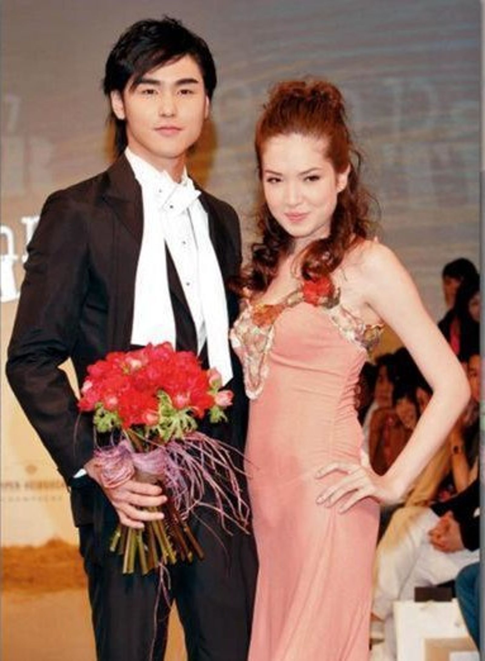 許瑋甯與阮經天曾有一段長達8年的感情，但因男方劈腿不斷，最終劃下句點。鏡週刊