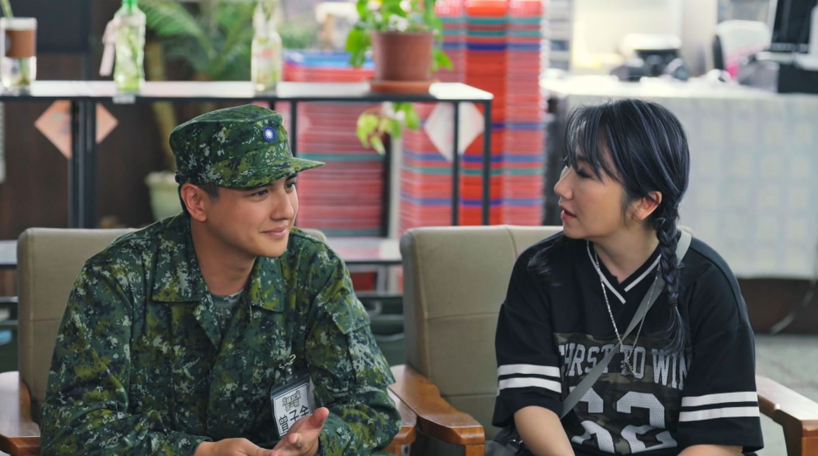 星兵曾子余（左）找營站大姐陶晶瑩（右）談心。台視提供