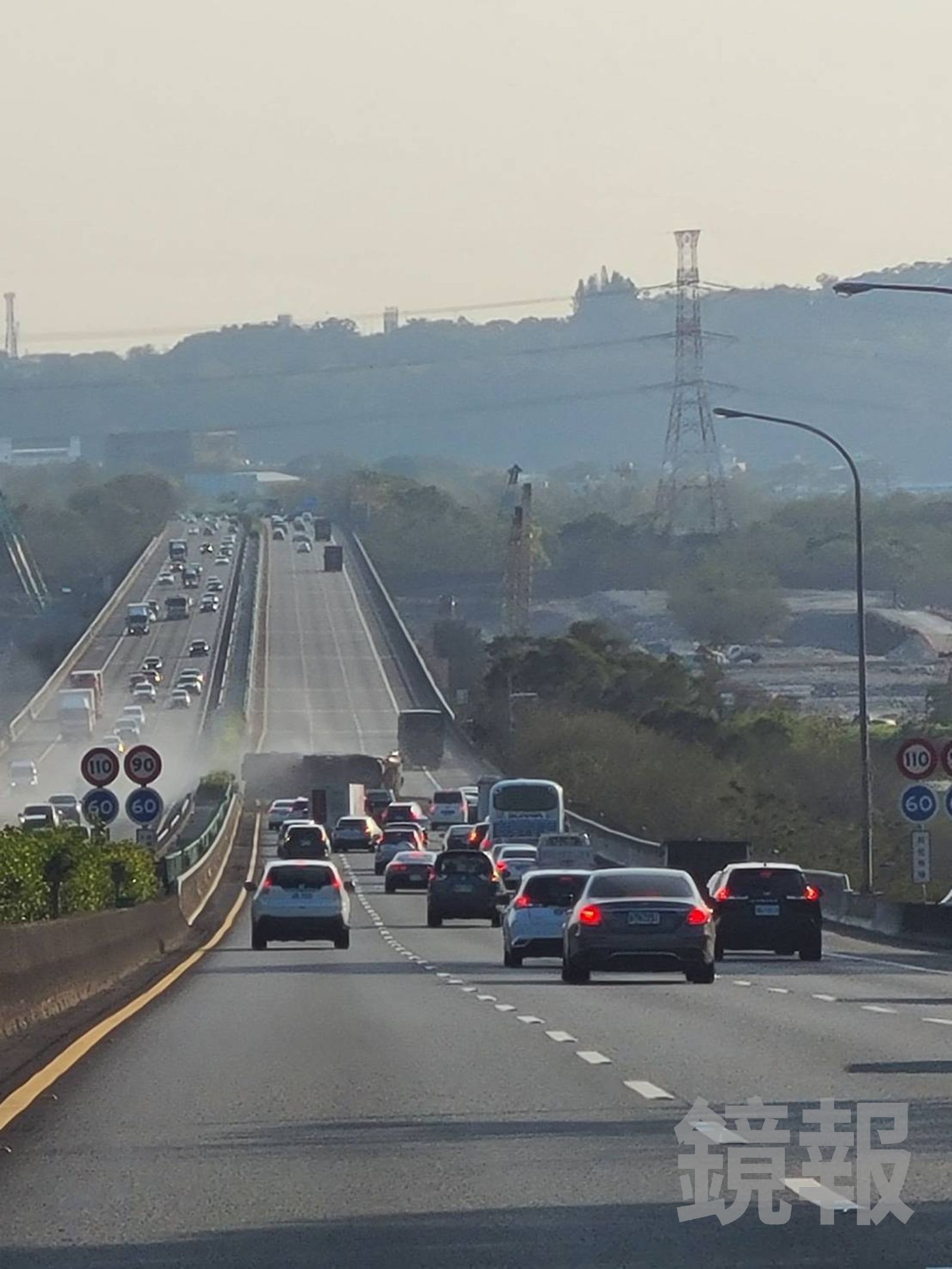 車禍發生在傍晚下班時間，造成苗栗三義南下路段大塞車，車流一度回堵2公里。民眾提供