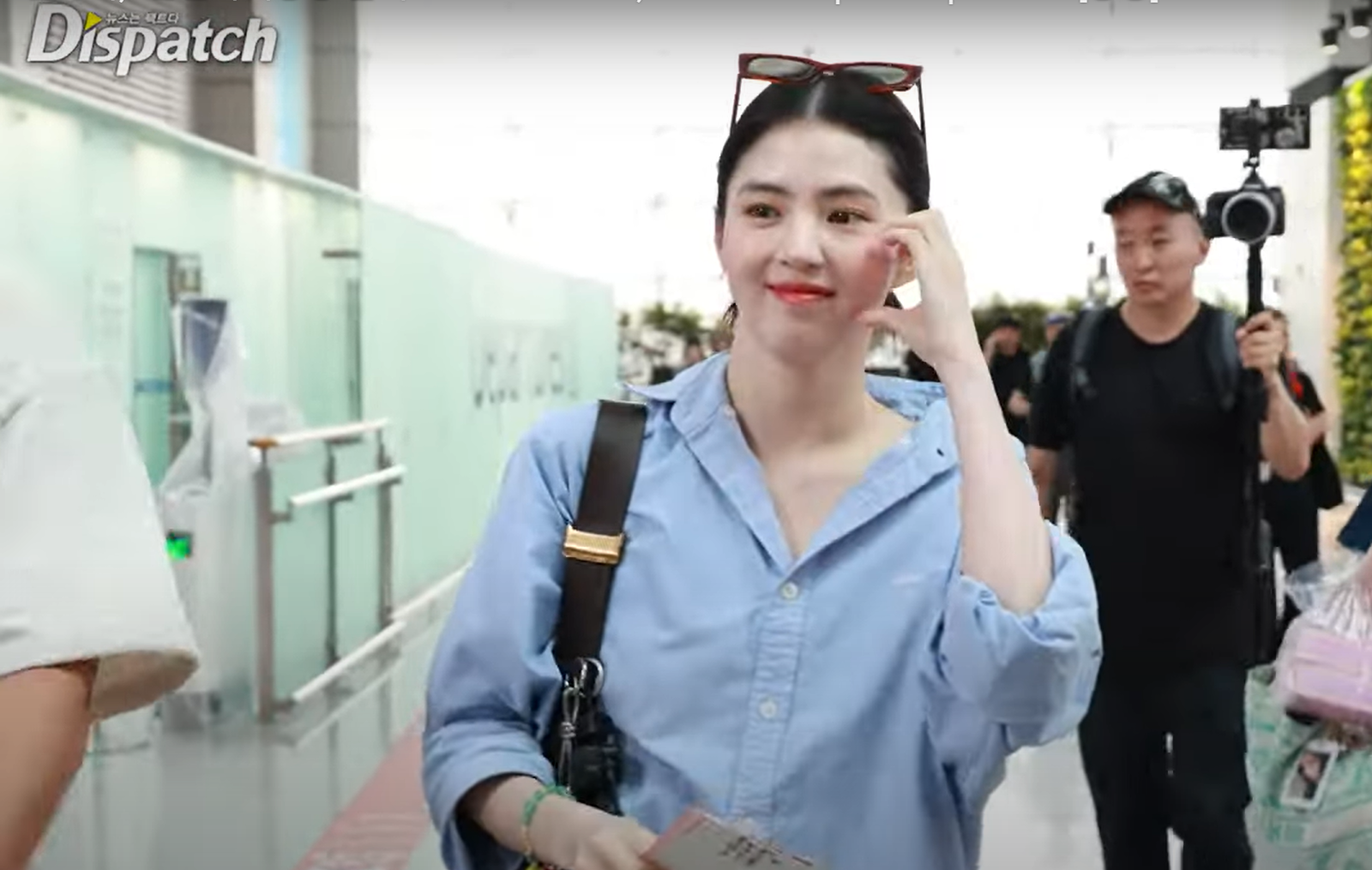 韓韶禧在機場做足粉絲服務，放送各種愛心。翻攝Dispatch