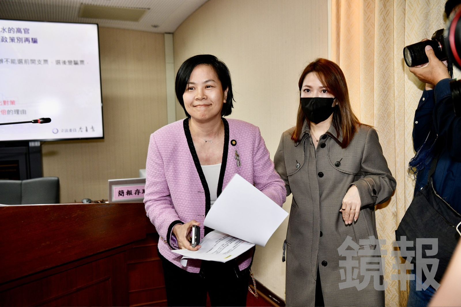 李貞秀質詢吃閉門羹「全靠她咬耳朵救援」　綠委酸：乾脆讓陳智菡遞補立委