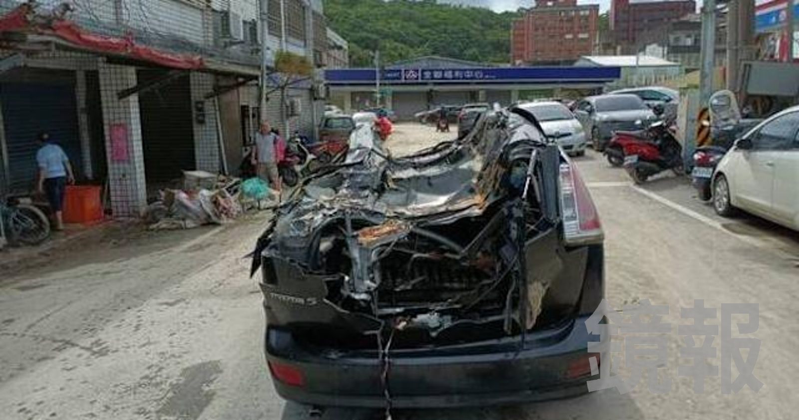 水災救援釀人禍！兩棲突擊車疑輾民眾泡水車　車頂呈「凹」字型慘變廢鐵