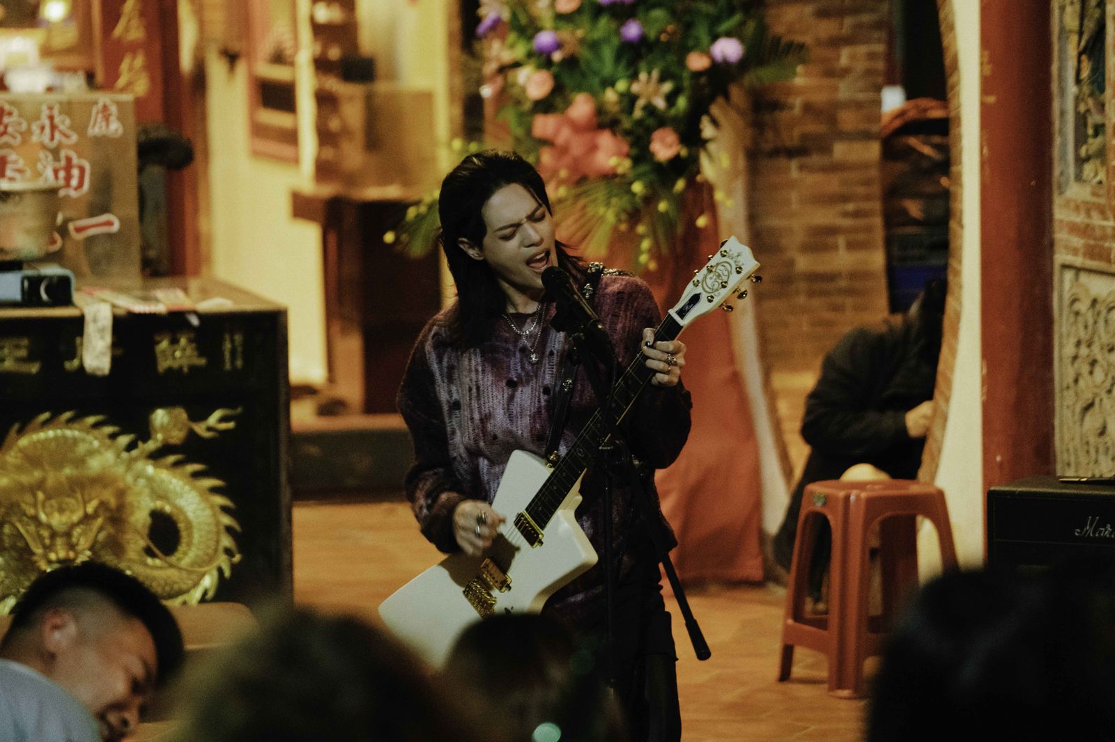 林頤原專輯同名主打歌〈鼓仔燈〉誕生於他回到家鄉鹿港閉關創作的時期,靈感來自鹿港廟口高掛的紅色燈籠。華納音樂提供