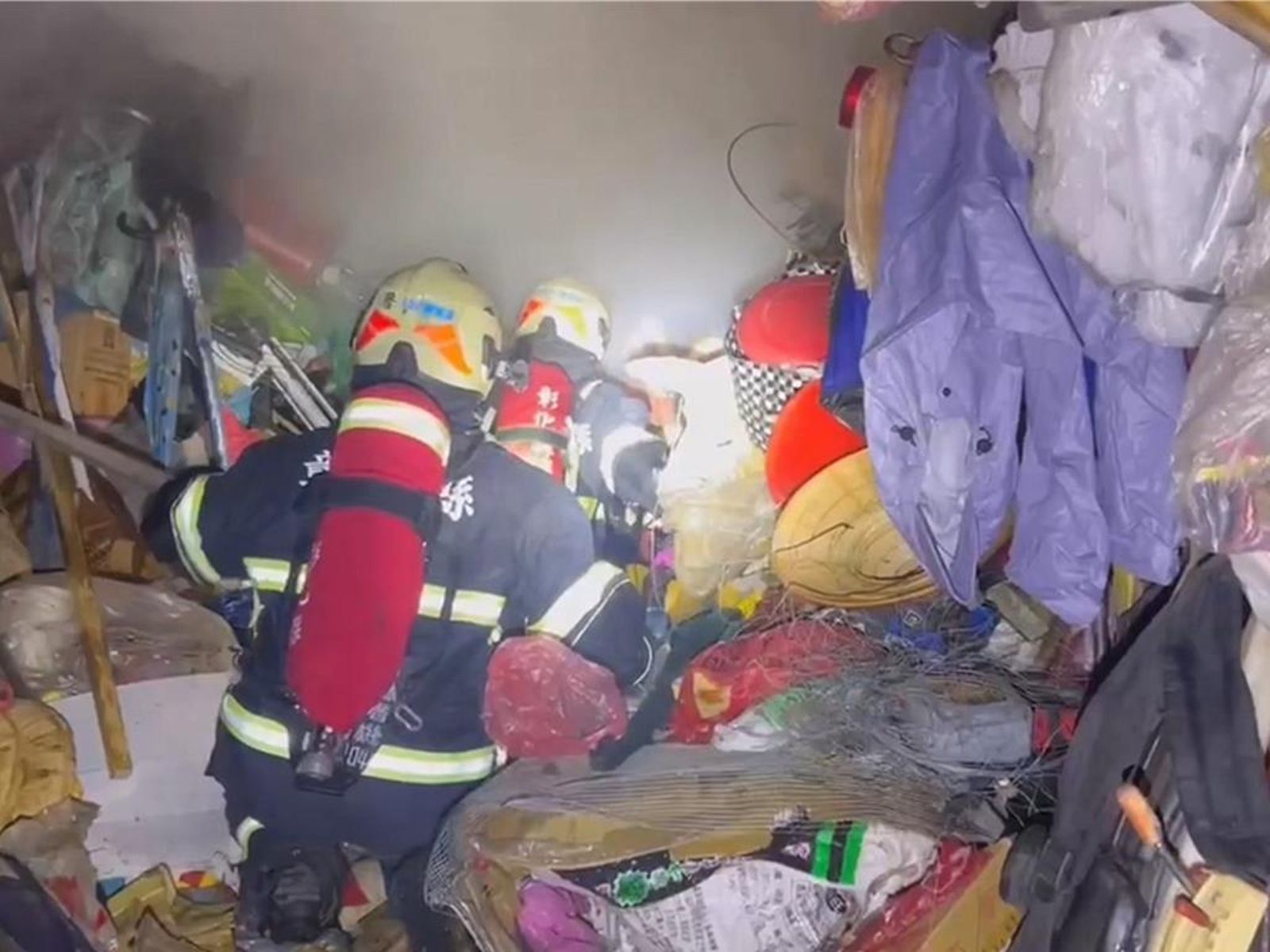 基隆悲劇險重演！彰化透天厝淪「垃圾山」悶燒　勇消嘆：囤積症火場是死亡迷宮