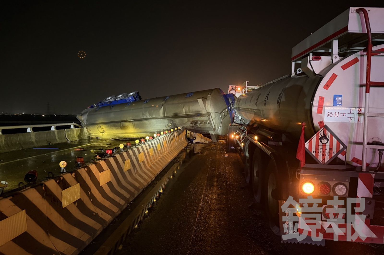 化學槽車在西濱快速道路翻覆。民眾提供
