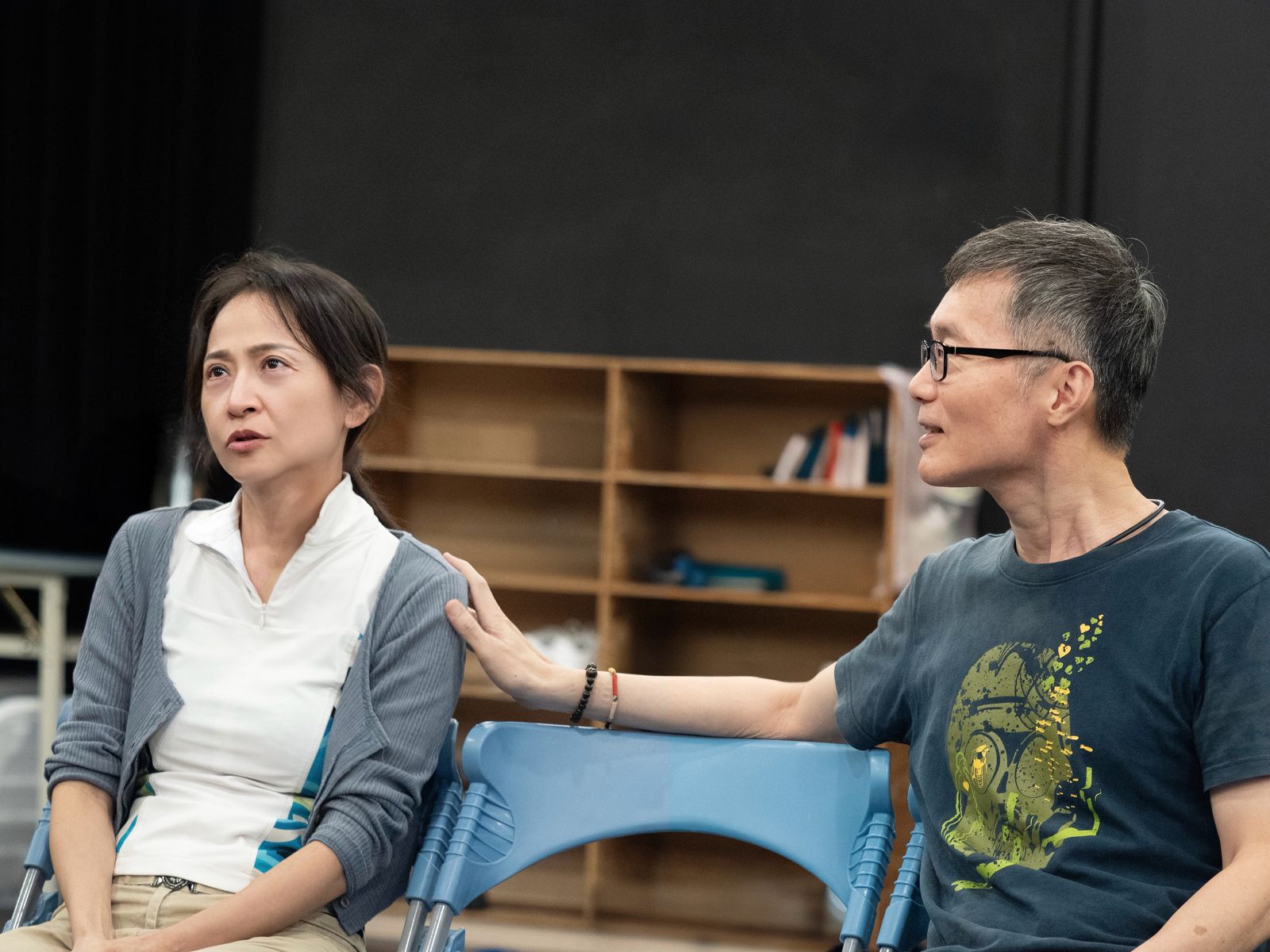 姚坤君（左）、朱宏章（右）劇中飾演夫妻，帶觀眾一起揭秘家庭風暴與愛的習題。綠光劇團提供