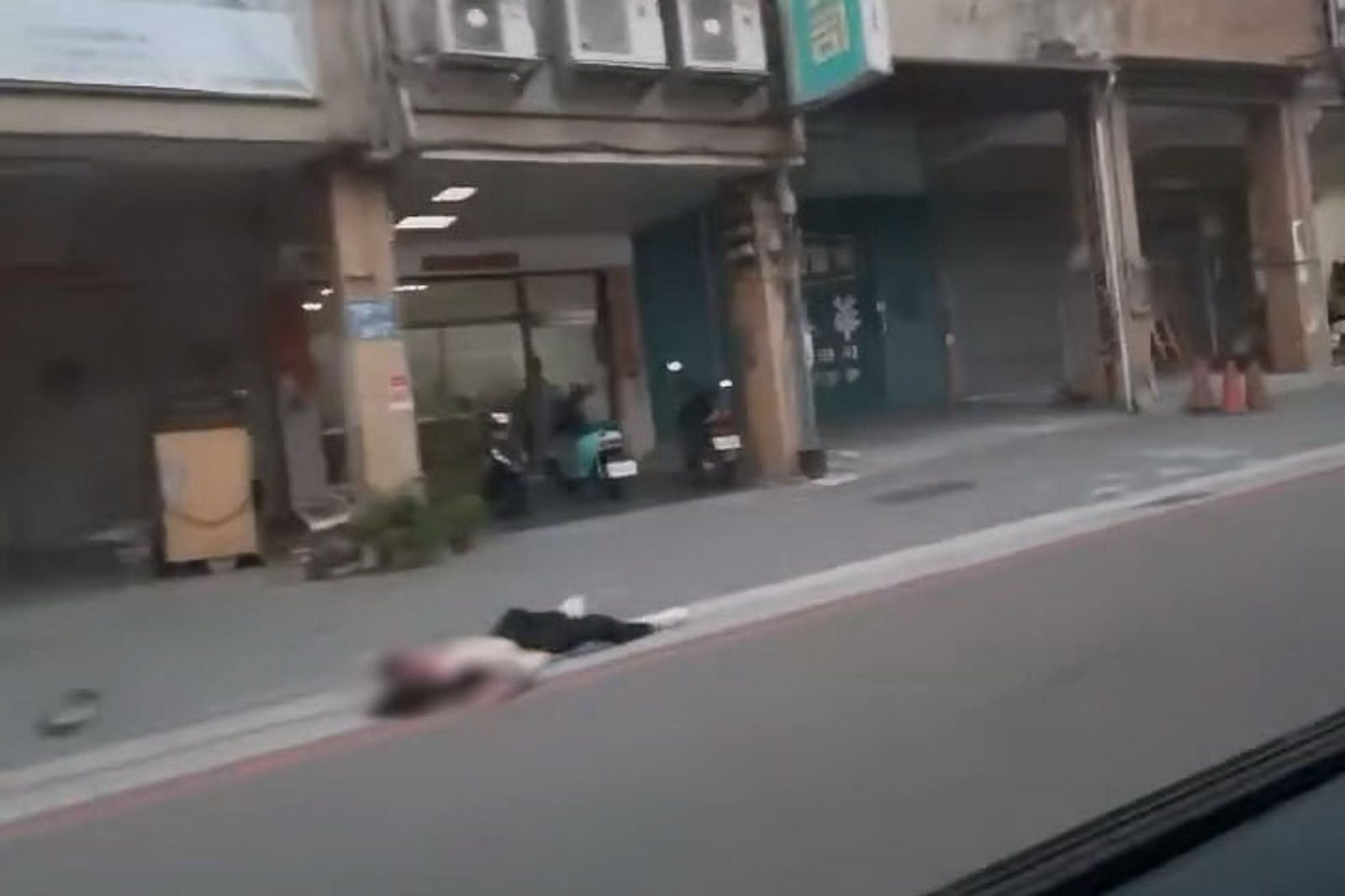 快訊／台中驚傳情殺案！女子遭刺斷氣倒臥人行道　犯嫌落網偵訊中