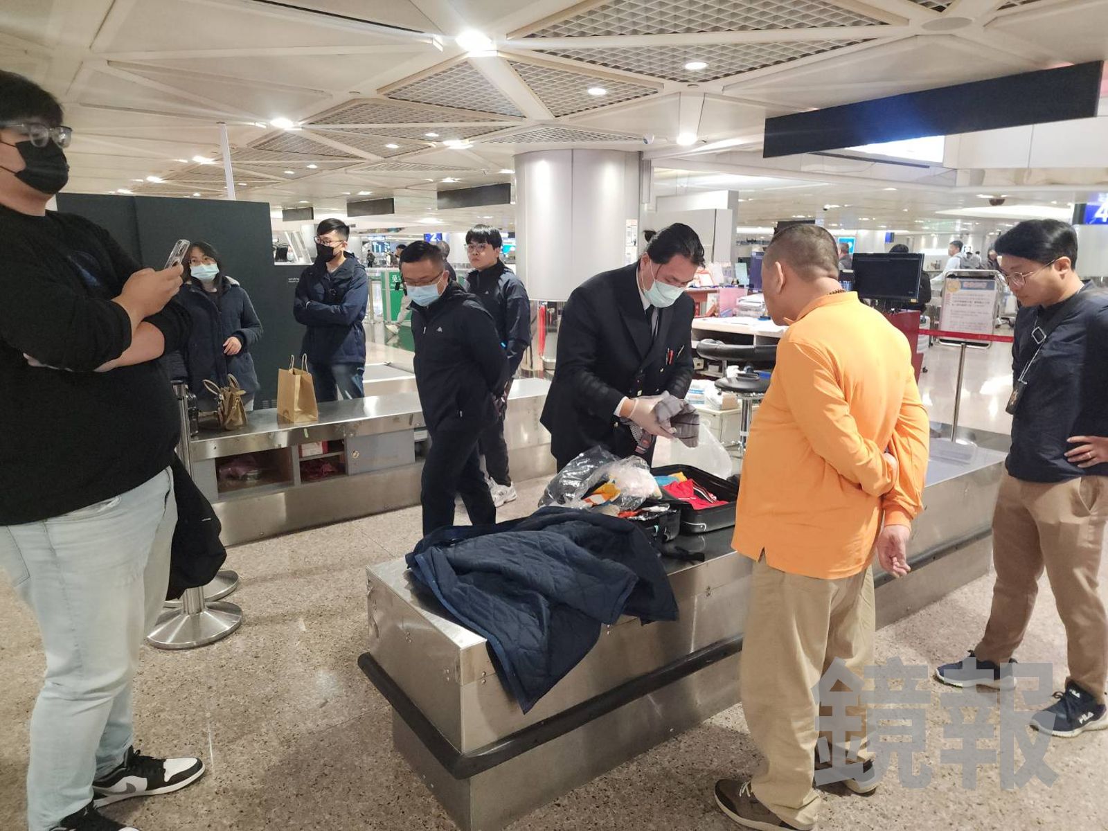 跨國販運毒品集團安排多人到桃園機場接貨，檢警掌握情資，當場攔截查扣。雲林地檢署提供
