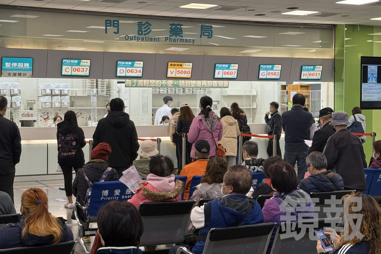 高雄一名老翁領藥時,跟藥師發生爭執,盛怒之下罵了藥師,遭判罰金。示意圖/林煒凱攝