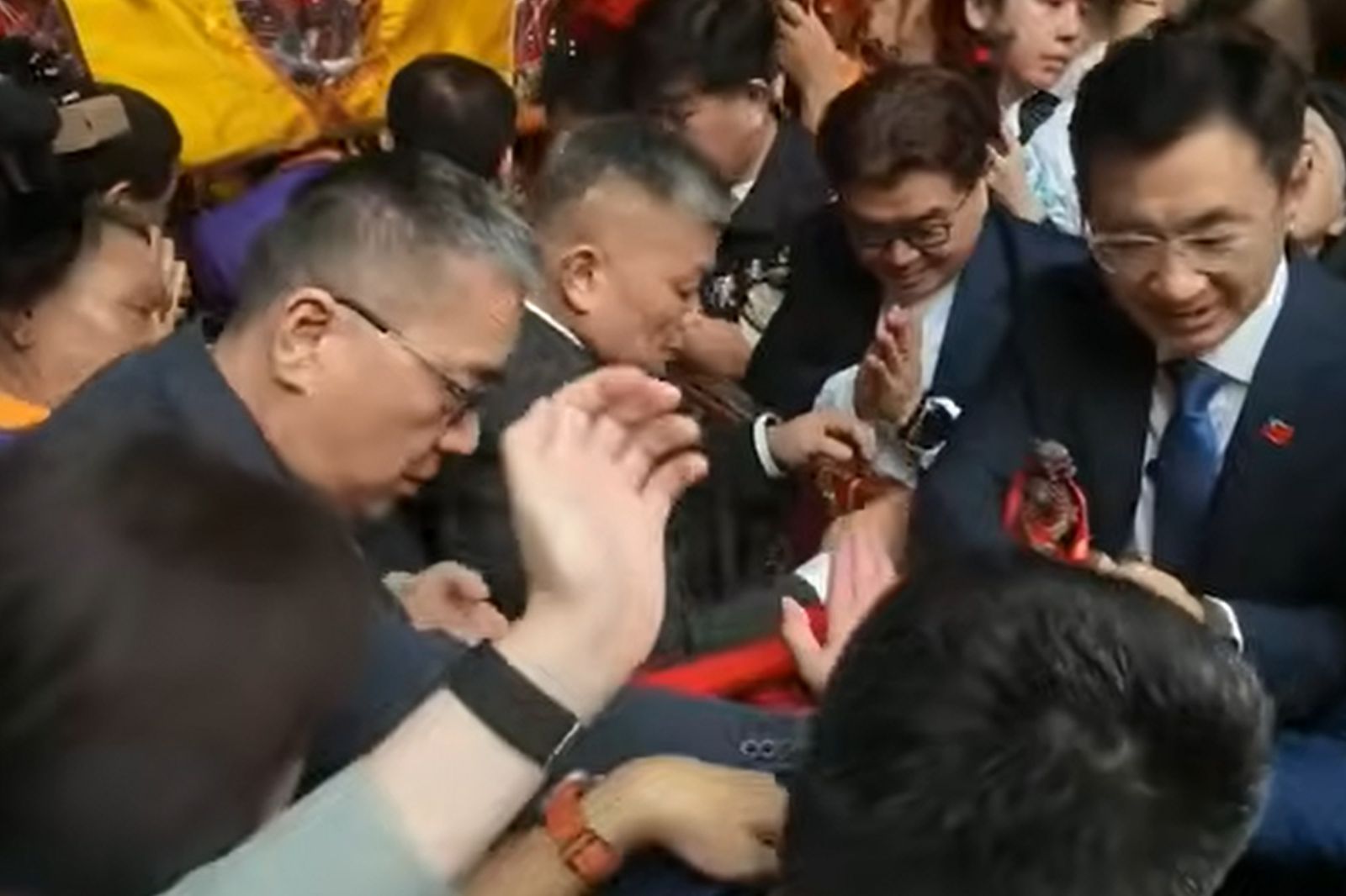 大甲媽起駕出意外！「千里眼神像墜地」在場藍綠政要嚇壞　楊登嵙、廖大乙這樣說