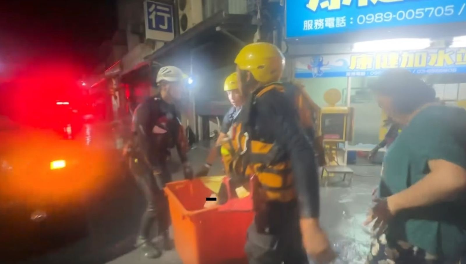 馬太鞍堰塞湖溢流沖襲光復鄉 救難人員「大橘桶裝幼童」脫困畫面曝